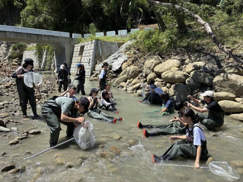 日本早稻田大學附屬本庄高等學院師生日前造訪國立台南一中，兩校學生更前往曾文溪進行河川生態田野調查，跨國共學。（台南一中提供）