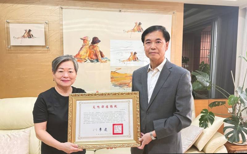 五十年代白色恐怖受難者胡子丹2025年4月14日辭世，享壽96歲；國家人權博物館館長洪世芳（右）18日代表文化部長李遠頒贈文化部旌揚狀，由家屬申如玉女士（左）代表受贈。（國家人權博物館提供）