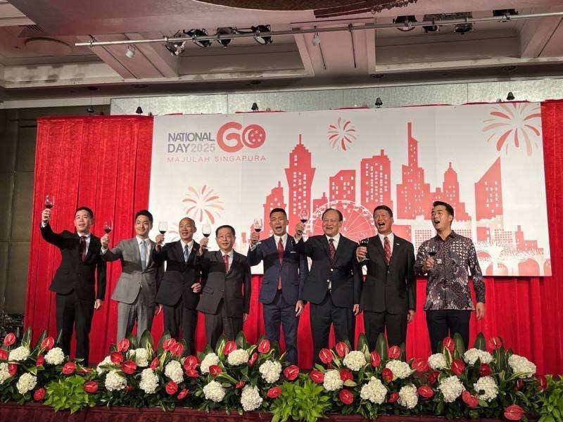外交部常務次長葛葆萱（左四）、立法院長韓國瑜（左三）、台北市長蔣萬安（左二）、行政院政務委員季連成（右三）與新加坡駐台北商務辦事處代表葉偉傑（Yip Wei Kiat，右四）以新加坡「Yum Seng」儀式祝酒。