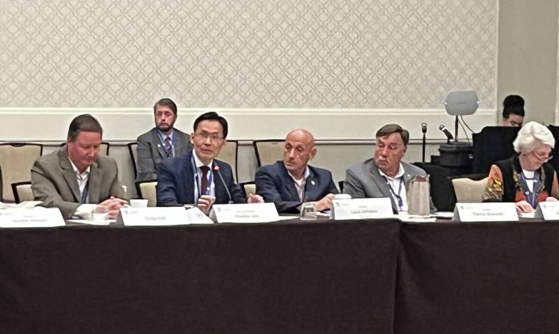 駐波士頓辦事處長廖朝宏（左2）18日出席全美州政府協會東區會議年會執委會議。（駐波士頓辦事處提供）