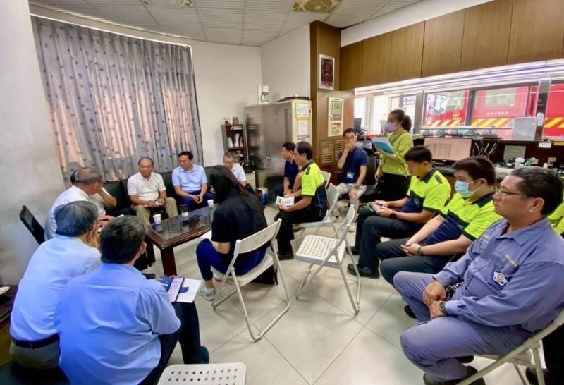 內政部消防署18日表示，在消防法修正通過、增訂職安專章後，正與各地方政府消防局攜手合作，希望在最短時間內，從勤休制度調整、強化職業安全衛生對策、建立健康與情緒支持系統等方向，來因應消防人員職場壓力的風險。（消防署提供）