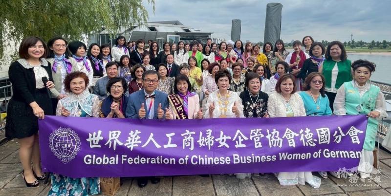 來自各地的世華姐妹與嘉賓齊聚一堂合影留念