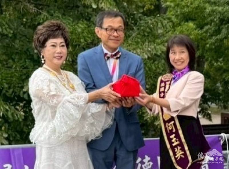 駐法蘭克福辦事處處長羅美舜的監交下，世華總會長林淑敏將印信轉交給何玉英