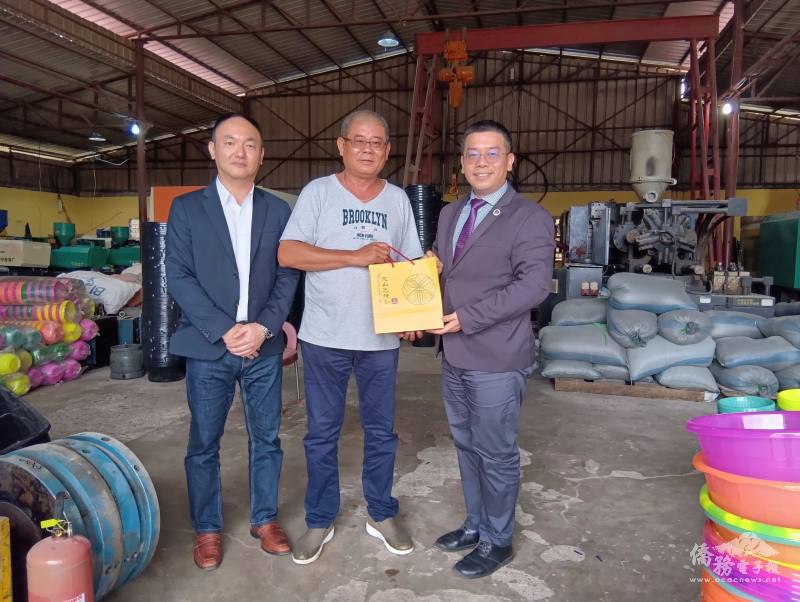 駐奈及利亞代表處僑務秘書詹前校致贈臺灣文山包種茶予高義堂（中）與陳建軍