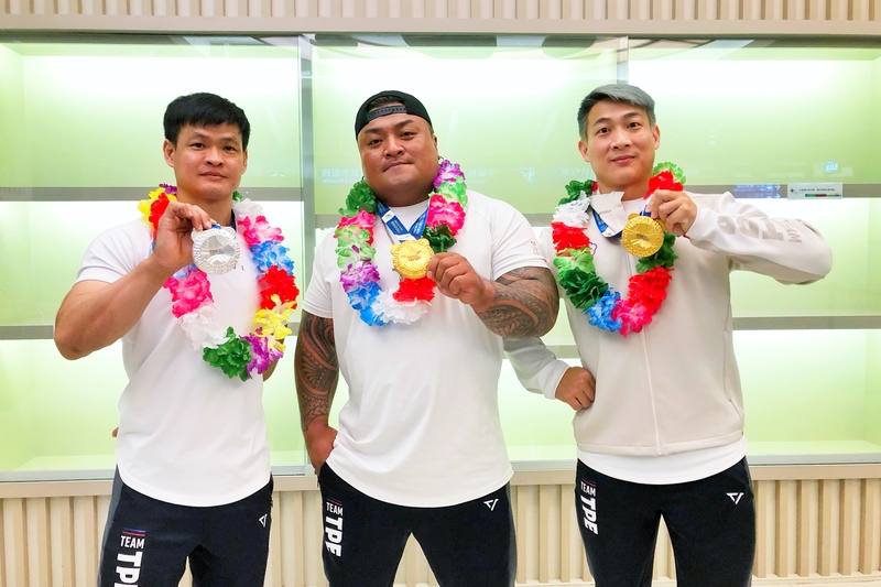 多名參加成都世運會獲得金牌的選手及隊伍18日晚間搭機返台，選手們也展現在健力比賽中拿下2金1銀的獎牌，同時也將持續備戰