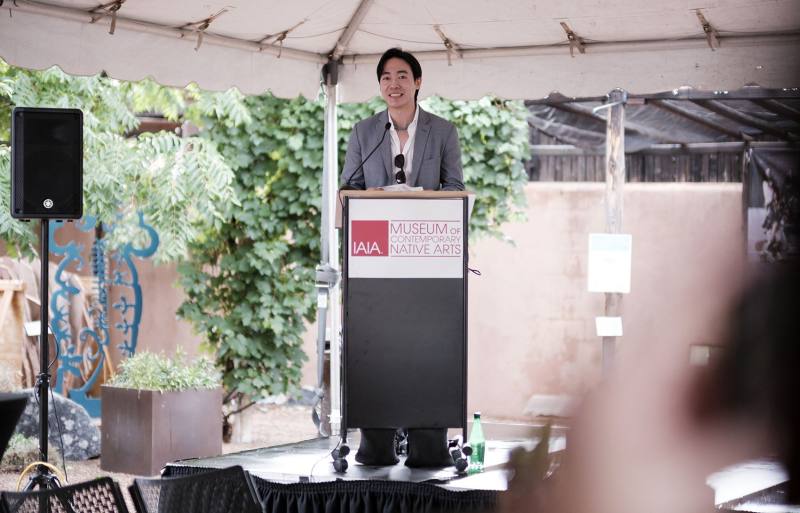 駐洛杉磯台北經濟文化辦事處楊博容領事現場致詞，圖片由美國當代原住民藝術博物館提供。
