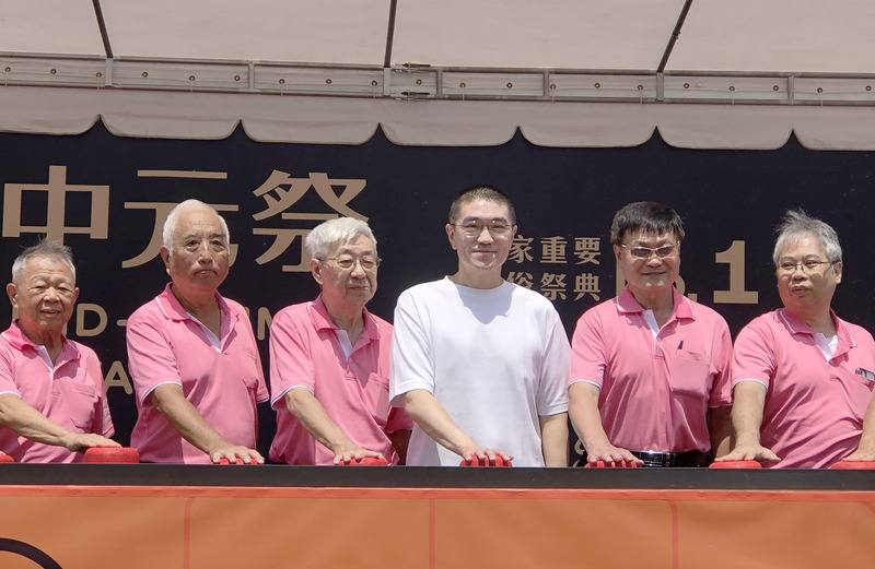 「2025乙巳鷄籠中元祭」宣傳記者會19日在麗都蝶客花園舉行，基隆市長謝國樑（右3）等人出席，一同按下按鈕啟動，象徵鷄籠中元祭正式起跑