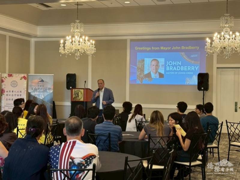 John Bradberry鼓勵現場年輕學子重視教育，並肯定僑界舉辦升學講座的重要性。