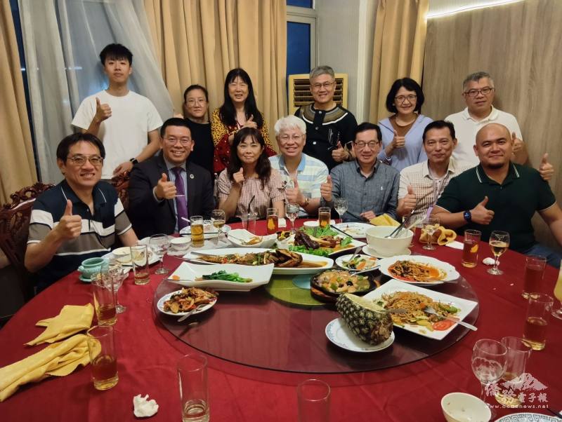 詹前校與多位迦納臺僑及國內來訪的醫界人士餐敘，就推動整合各界資源並深化臺、非間國際醫療合作等融洽交流