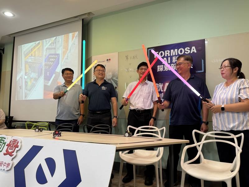 台塑企業辦理「Formosa科學探索營」19日開課，以「AI×自動化×智慧工廠」為核心主題，帶領雲林縣40名學子啟動AI實作探索之旅