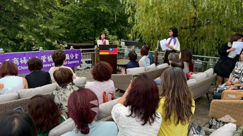 世界華人工商婦女企管協會德國分會會長何玉英致詞並分享推動復會的心路歷程