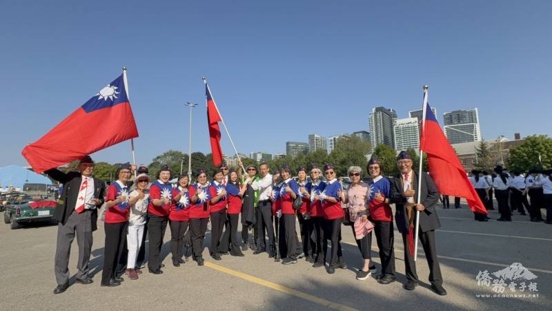 梁毅鵬與榮光聯誼會巾幗隊成員合照