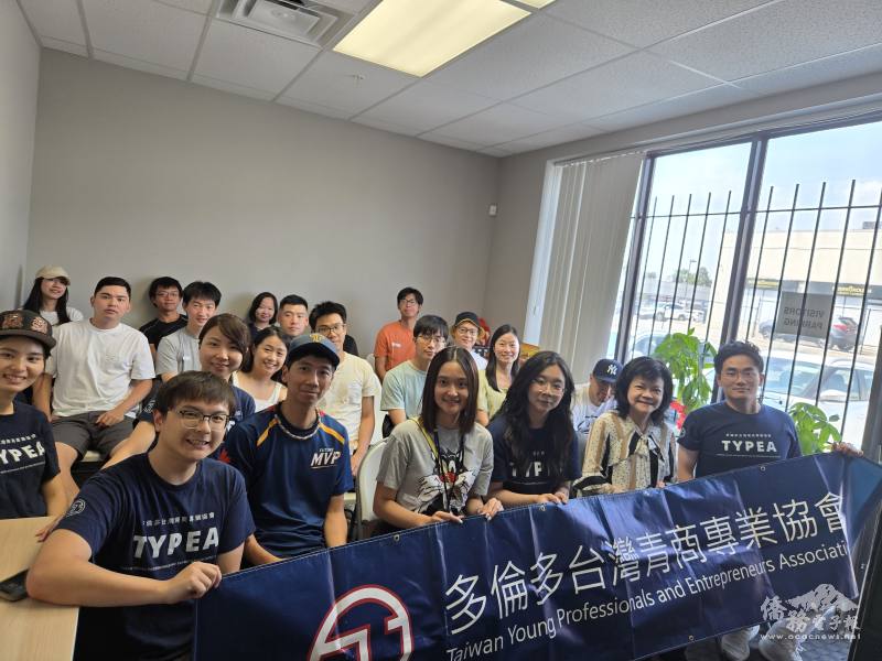 多倫多文教中心副主任許彩鳳(第一排右二)與青商合照