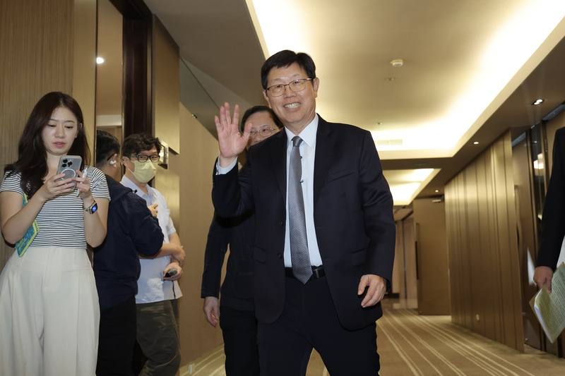 台灣區電機電子工業同業公會理監事會18日下午在台北福華大飯店舉辦，鴻海董事長、電電公會理事長劉揚偉（前中）出席，向媒體朋友揮手致意