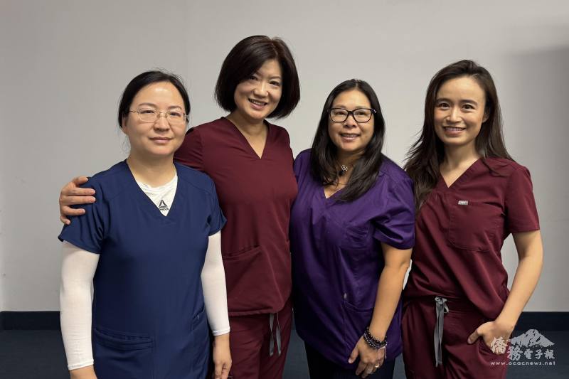 （左起）美容師張玲玲以及中醫師呂桂宏、井璟、楊皎妮介紹人體穴位與養生方法