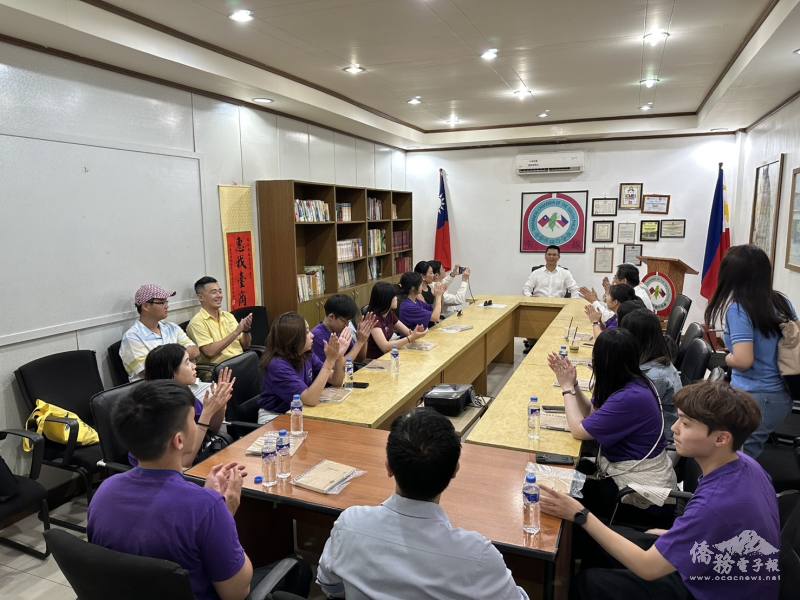 旅菲南線臺商會會長游惠堯與團員進行交流座談會