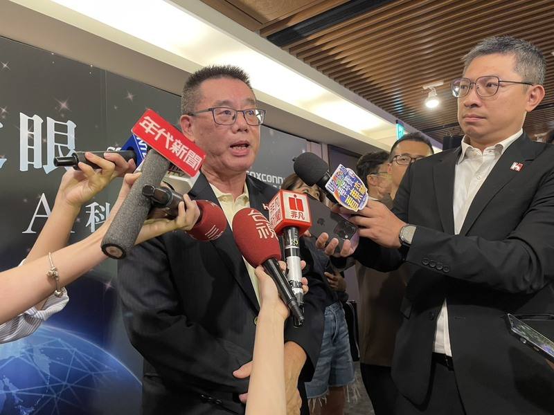 鴻海集團B事業群暨數位健康總經理姜志雄（中）19日表示，鴻海與業者合作推動智慧視覺照護模式，要讓台灣視覺醫療智慧化與國際化