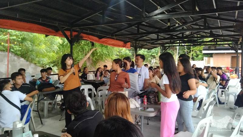 鄭婷徽以遊戲與討論方式引導，學生專注參與、氣氛活潑