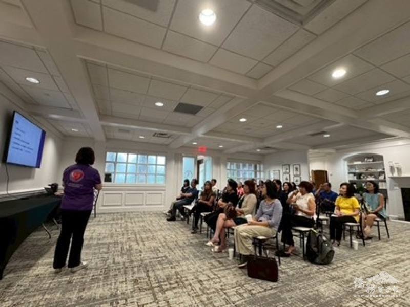 家長們全神貫注地聆聽講座內容