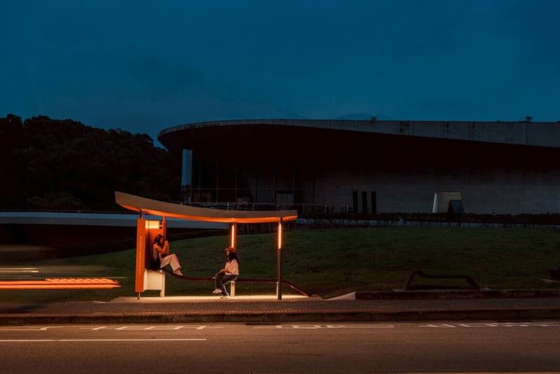 台灣好行博物館3.0預計8月底亮相，規劃4大主題亮點，完整呈現全新升級的旅遊美學，透過新車體塗裝與特色候車亭（圖），展現「安心感」、「簡約美」、「慢移動」的核心精神。（觀光署提供）