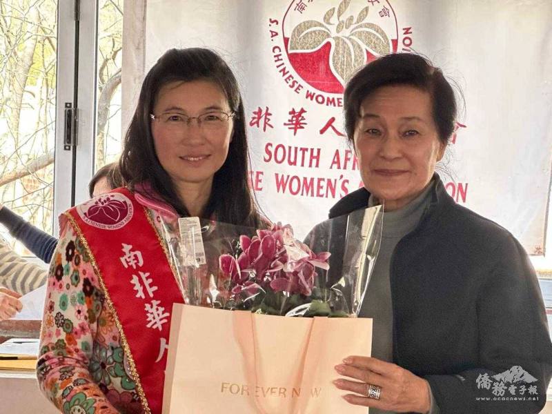 新任會長曾正馨感謝第四屆會長鄭愛寶僑務諮詢委員分享寶貴經驗