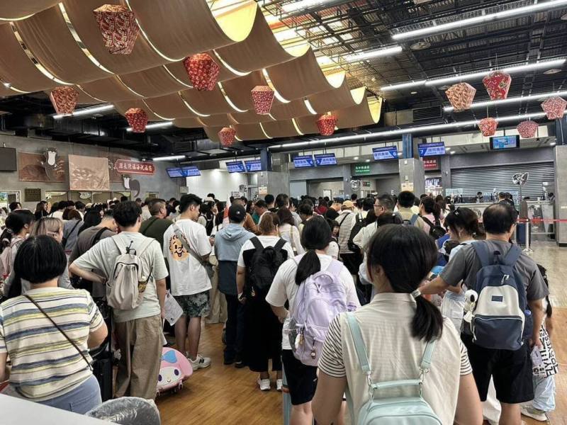 金門縣政府統計，經小三通往來的旅客人次在7月底來到101萬664人次，8月17日當天出入境旅次突破民國114年新高，入境旅次達3612人次，出境旅次達4130人次，金門至廈門往返的船舶載客率均達90%以上。（金門縣政府觀光處提供）