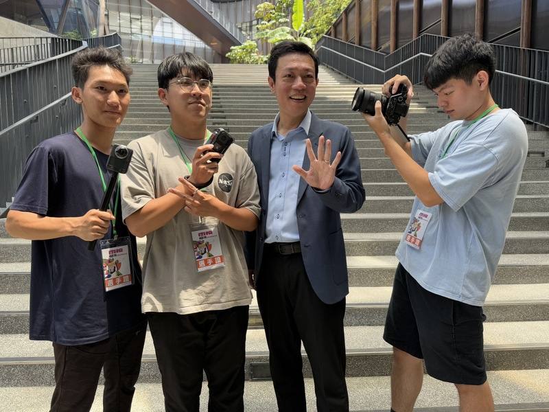 南投縣政府辦理「南投48拍」短影音創作賽，8支決賽隊伍19日至21日，限時48小時創作兼具在地特色與動人敘事的短片作品，縣府新聞及行政處長蔡明志（右2）為參賽者加油打氣