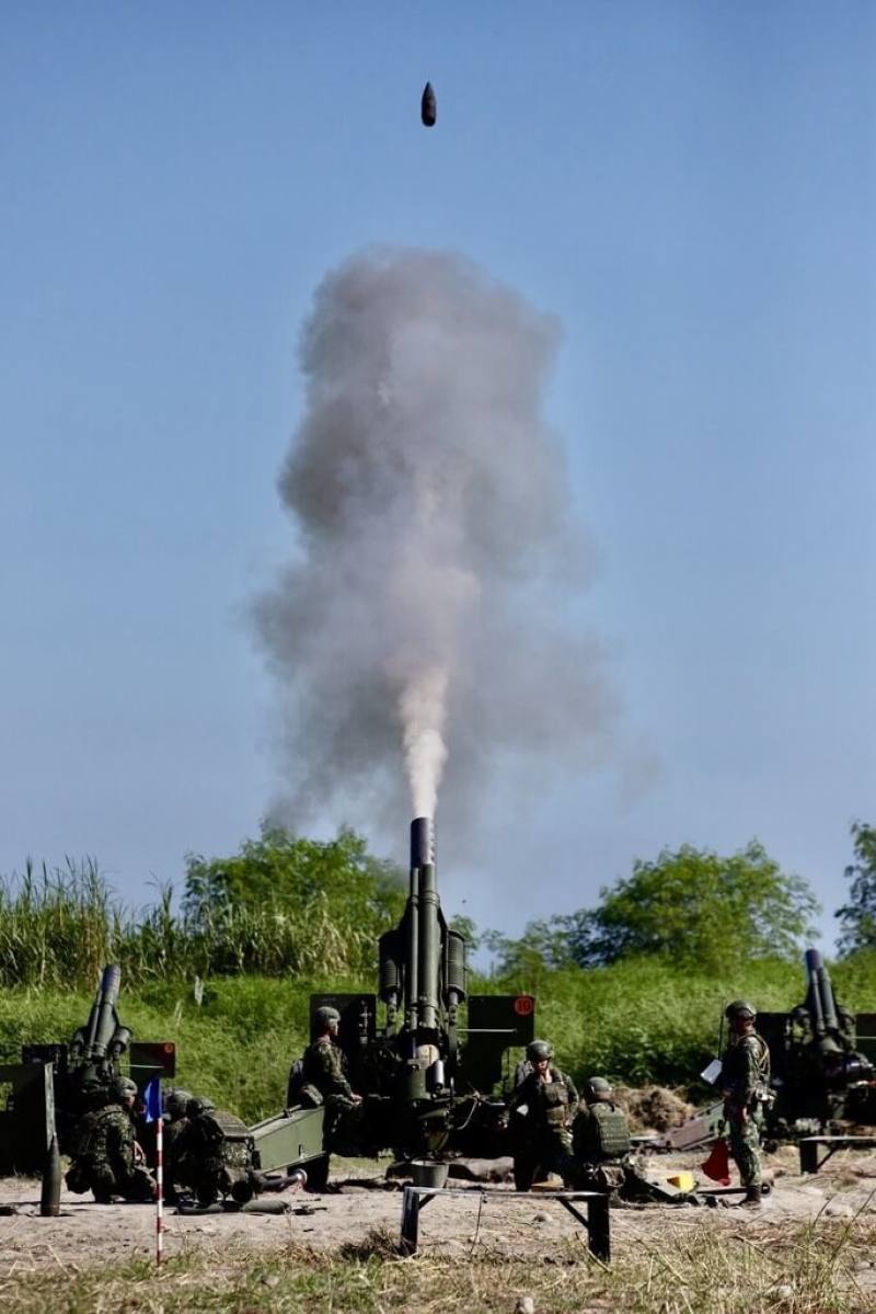 陸軍第十軍團指揮部19日在台中大甲溪南岸陣地實施年度「重砲保養射擊」任務，驗證平時武器裝備維護狀況及展現國軍堅強防衛能力，提升砲兵部隊訓練成效。（軍方提供）