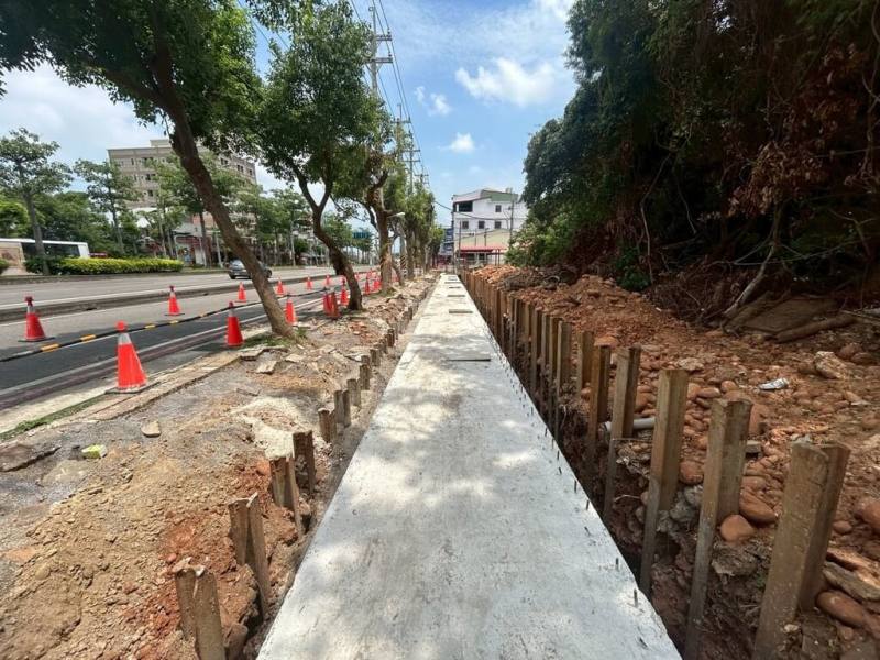 台中市海線地區過去遇大雨成災，尤其弘光科技大學到靜宜大學之間常有機車被水流沖倒，市府已編列預算進行改善，預計114年底完工。（台中市政府提供）