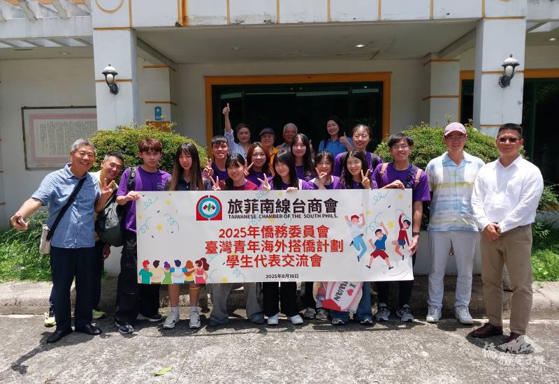 團員於會所前大合影