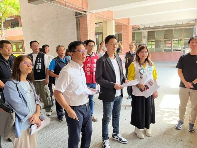 立法院教育及文化委員會18日到台中市考察多所學校，教育部政務次長張廖萬堅（前左2）、國民黨立委廖偉翔（前左3）及民眾黨立委麥玉珍（前左4）到場。（廖偉翔提供）