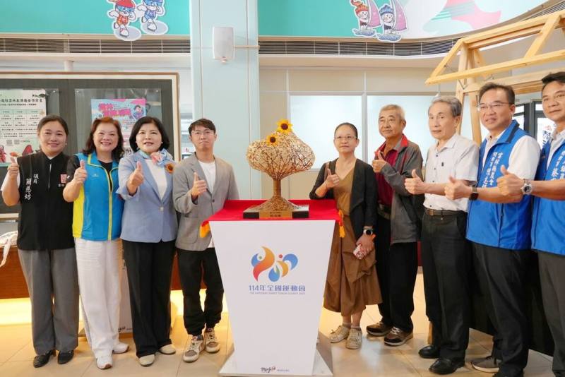 114年全國運動會10月在雲林登場，縣府18日發表總統、副總統及5院院長獎座，以孟宗竹打造基座，融入竹編、纏花工藝、黏土等傳統技藝，象徵對土地、文化與生命力的致敬。左3為雲林縣長張麗善。（雲林縣政府提供）