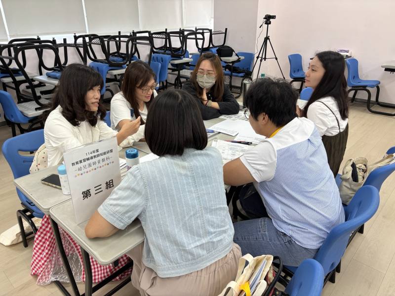 幼兒園實習輔導教師進行分組實例共同討論
