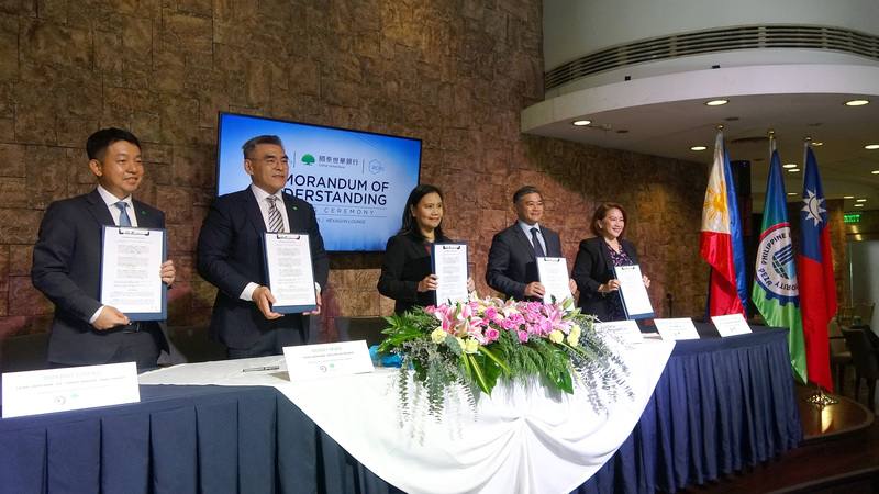 國泰世華銀行副總經理苗華本（左2）、菲律賓經濟特區管理署副署長阿爾古索（中）、菲律賓中華銀行總經理卡利亞索（右2），18日代表3方簽署合作備忘錄，協助台商來菲投資