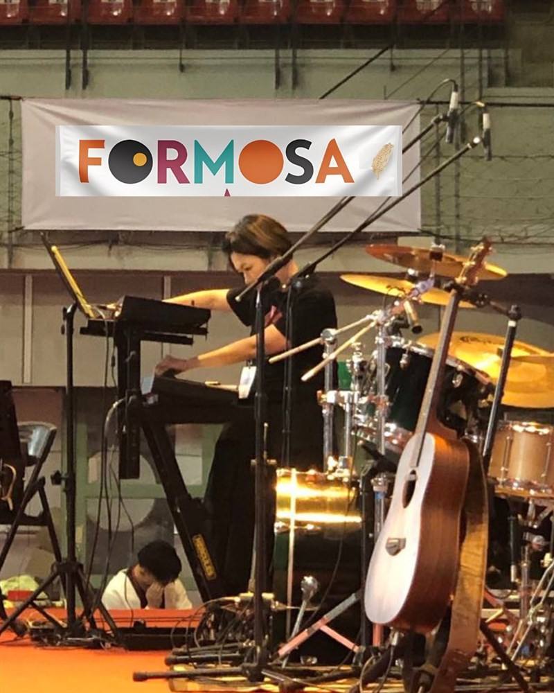 Shinyi Lee plays keyboards at a Taiwan-themed event in the United States. Photo courtesy of Shinyi Lee