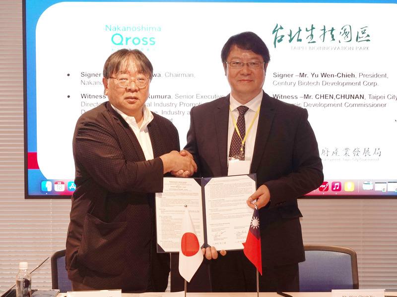 台北生技園區由東元集團所屬世康開發總經理游文杰（右）代表與日本未來醫療推進機構理事長澤芳樹（左）代表18日在大阪市的未來醫療國際據點「中之島Qross」簽署合作備忘錄（MOU），聚焦於再生醫療等未來醫療領域的合作