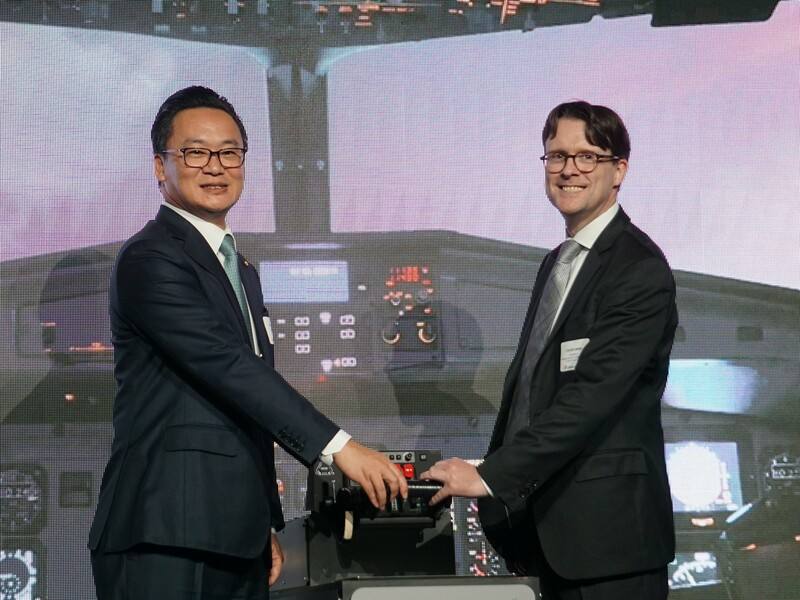 中華航空總經理陳漢銘（左）與西南航空（Southwest Airlines）航線規劃與策略聯盟總監史萬（Steven Swan）（右）18日參與啟動儀式，宣告雙方合作關係