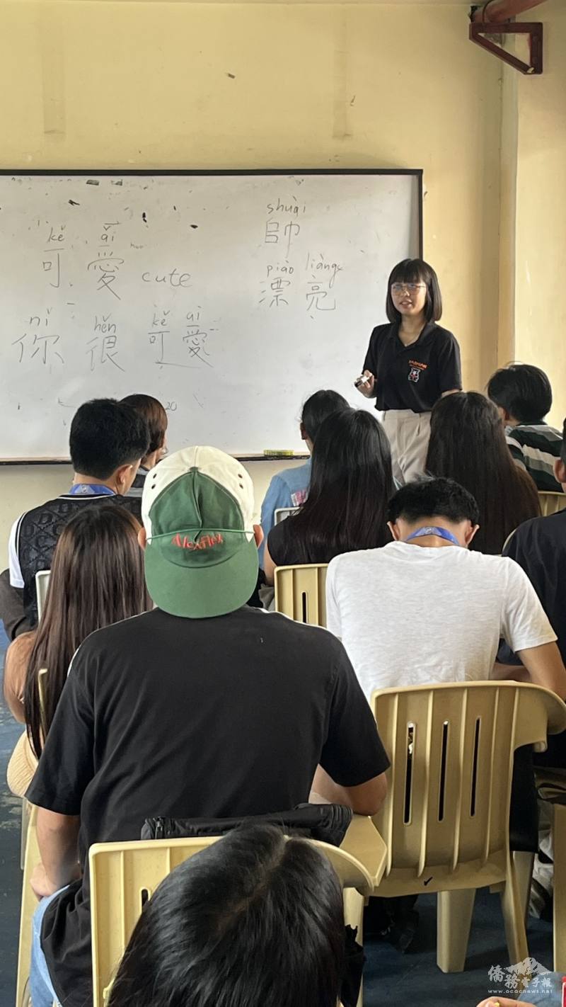 朱苡華在前臺授課，學生專心學習