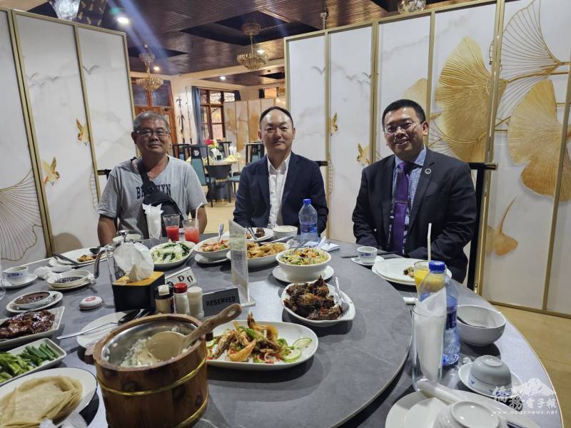 高義堂（左）與陳建軍（中）與詹前校分享開創事業之歷程與甘苦