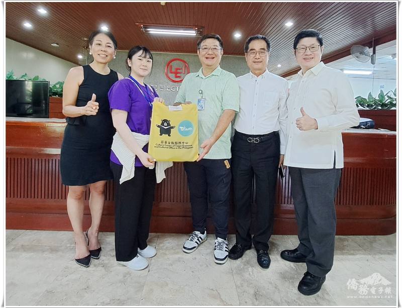 搭僑團長羅涓寧（左2）致贈鄭子衛（中）紀念品，菲華文教中心副主任梁崇偉（右1）、僑務諮詢委員林在良（右2）、僑務顧問李欣芬（左1）也在場陪同