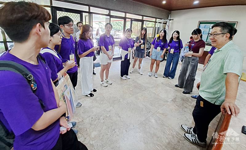 鄭子衛聆聽團員自我介紹與參觀後心得