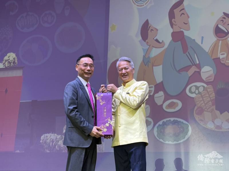 藍夏禮致贈泰國曼谷台商聯誼會會長李俊霆禮品