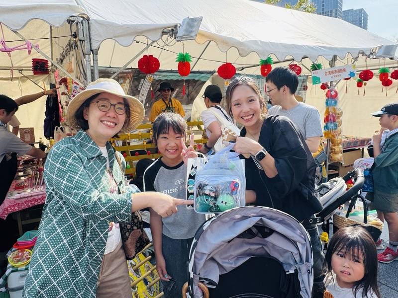 Deputy Culture Minister Sue Wang (王時思, left) poses for a photo with visitors on Sunday. CNA photo Aug. 17, 2025