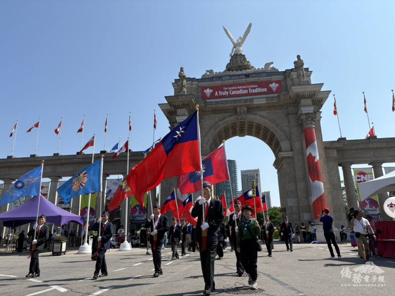 多倫多榮光聯誼會男子護旗隊從歷史悠久的王子門（Prince's Gates）進入展覽廣場
