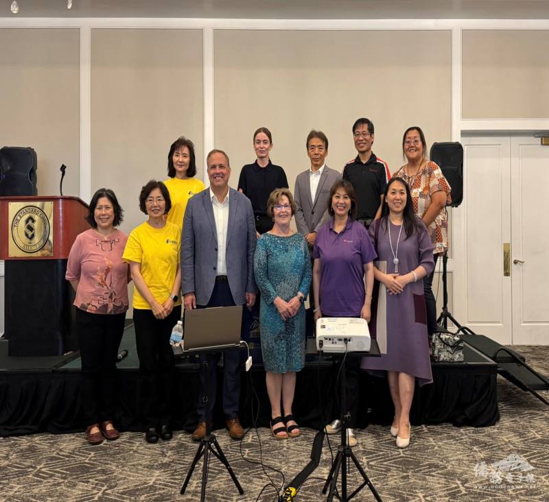 Johns Creek 市長 John Bradberry與僑界社團代表合影