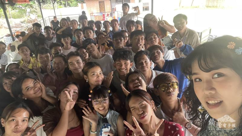 課程結束時，老師鄭婷徽與學生齊聚合影留念，學生熱情送上離別祝福