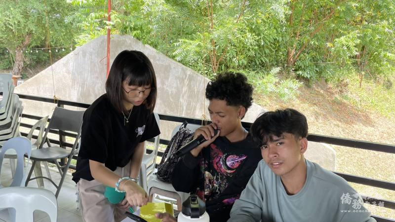 老師朱苡華與學員積極交流華語詞彙與表達