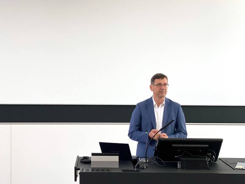 台積電德勒斯登廠負責人、歐洲半導體製造公司總裁克伊區。圖為他在德勒斯登大學向相關科系學生介紹台積電與台積電德勒斯登廠