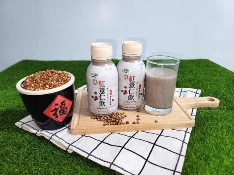 農業部台中區農業改良場民國113年與台北榮民總醫院合作進行人體試食紅薏仁漿試驗，結果顯示其具備成為銀髮友善營養補充品的潛在應用價值，可改善高血脂，延緩骨骼肌質量下降等。（台中農改場提供）