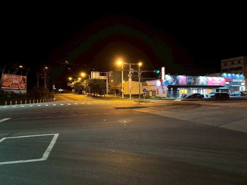 交通部公路局今年初在平均每半年發生4件事故的7處路口試辦雙色溫照明，試辦後半年僅發生1件，事故件數明顯下降，截至7月底已針對154處路口進行雙色溫換裝，年底前可望完成200處。（公路局提供）